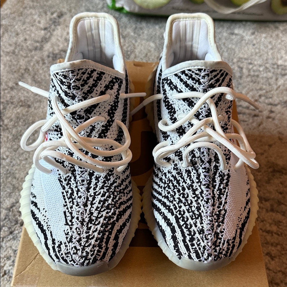 Yeezy Zebras- 350 v2 - sz 6.5